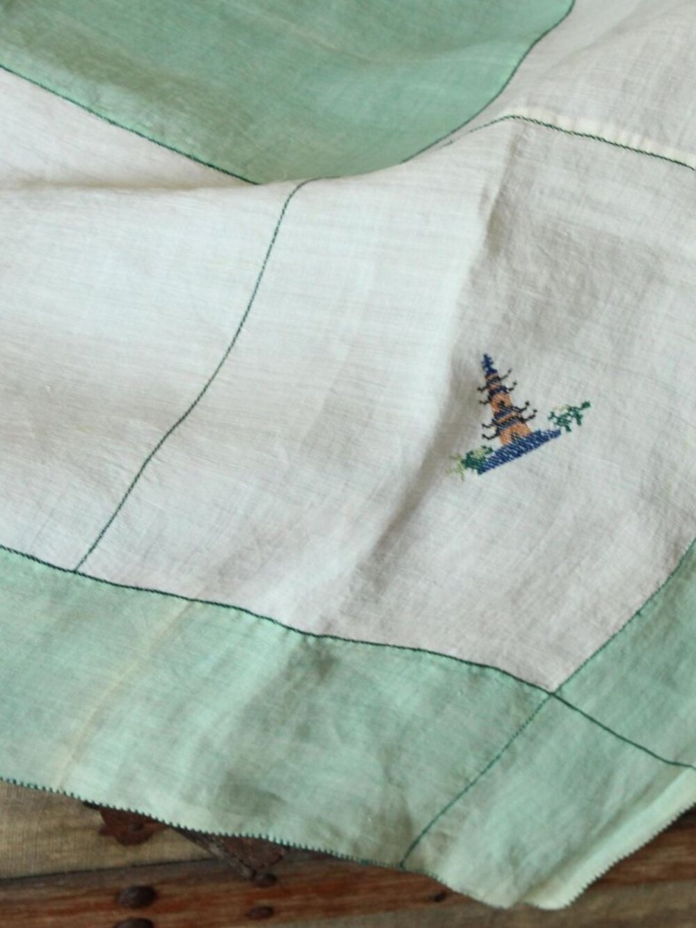 Vintage 1930s Tablecloth, Square Asian Pagoda Embroidered Linen - Picture 13 of 14